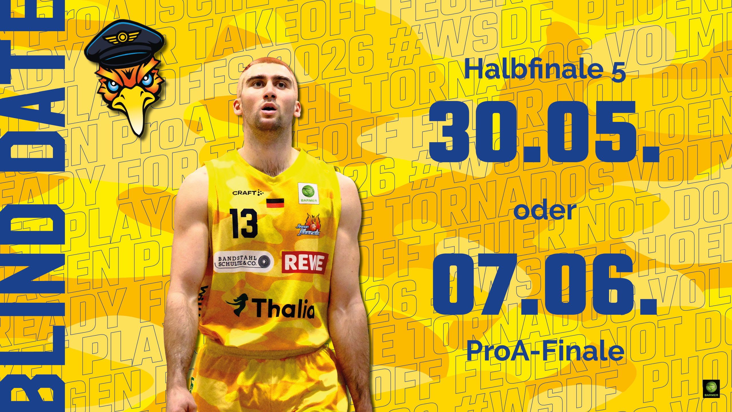 Ein männlicher Basketballspieler in gelbem Trikot steht mit neutralem Gesichtsausdruck vor einem knallgelben Hintergrund mit sportlichen Schriftzügen und einem auffälligen Adler-Logo