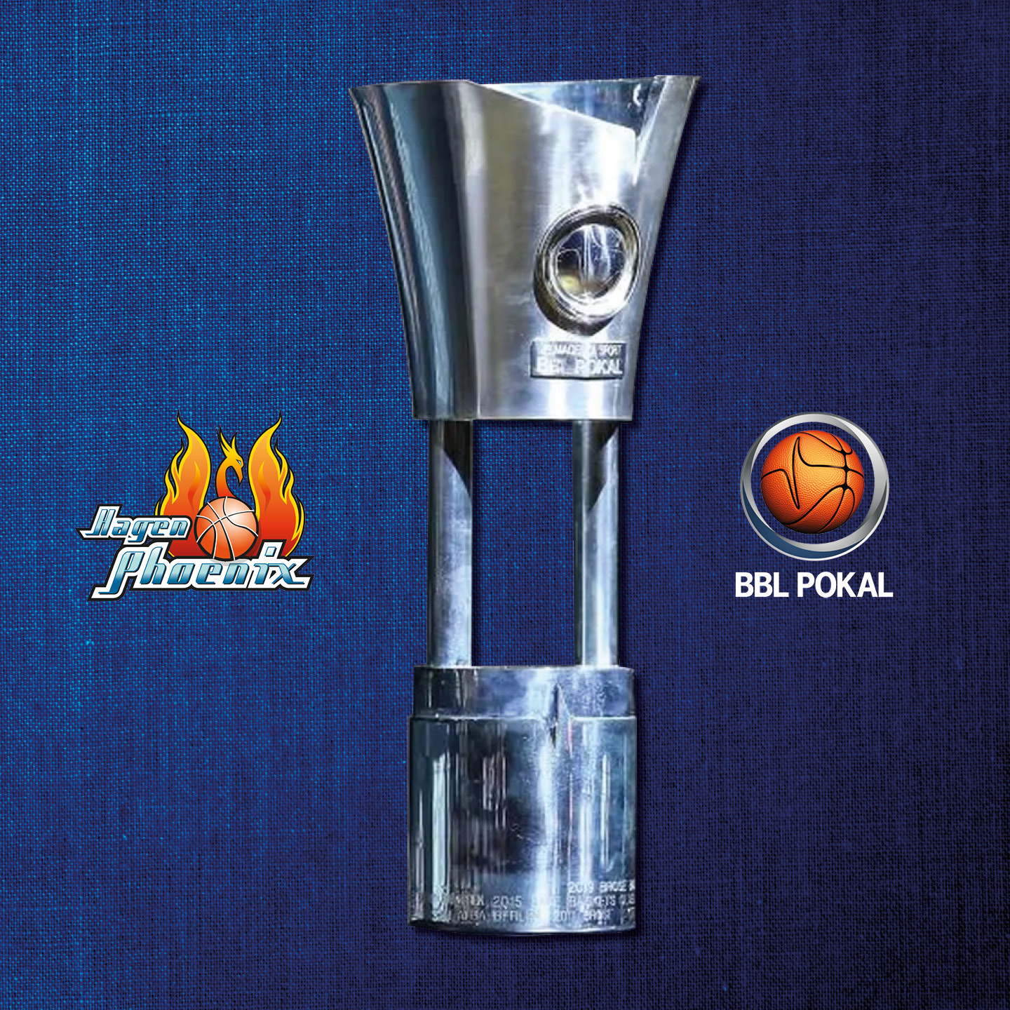 Der silberne BBL Pokal glänzt auf blauem Stoff neben zwei Logos