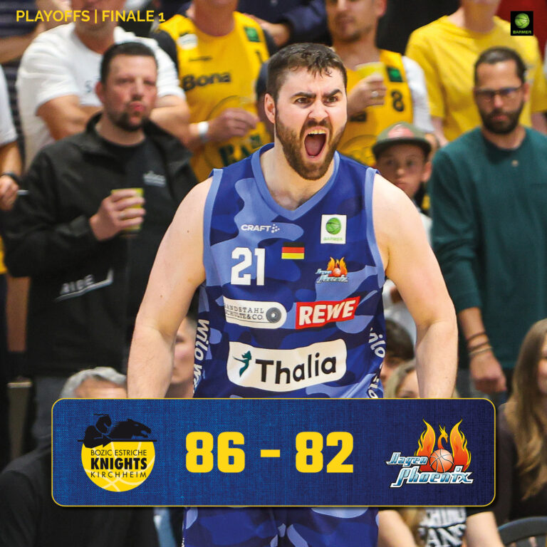 Ernst blickender Basketballspieler im blauen Trikot mit Nummer 21 und Fans in Gelb im Hintergrund