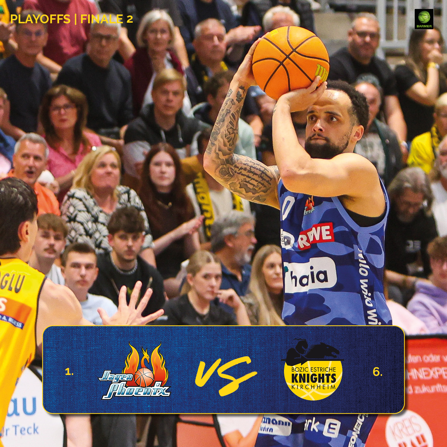 Tätowierter Basketballspieler mit konzentriertem Blick wirft orangefarbenen Ball in blauer Uniform, Publikum im Hintergrund