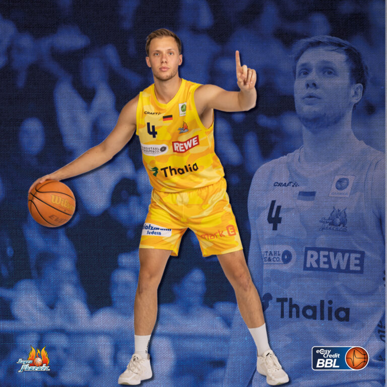 Laechelnde Basketballspielerin in gelbem Trikot dribbelt orangefarbenen Ball vor blauem Hintergrund