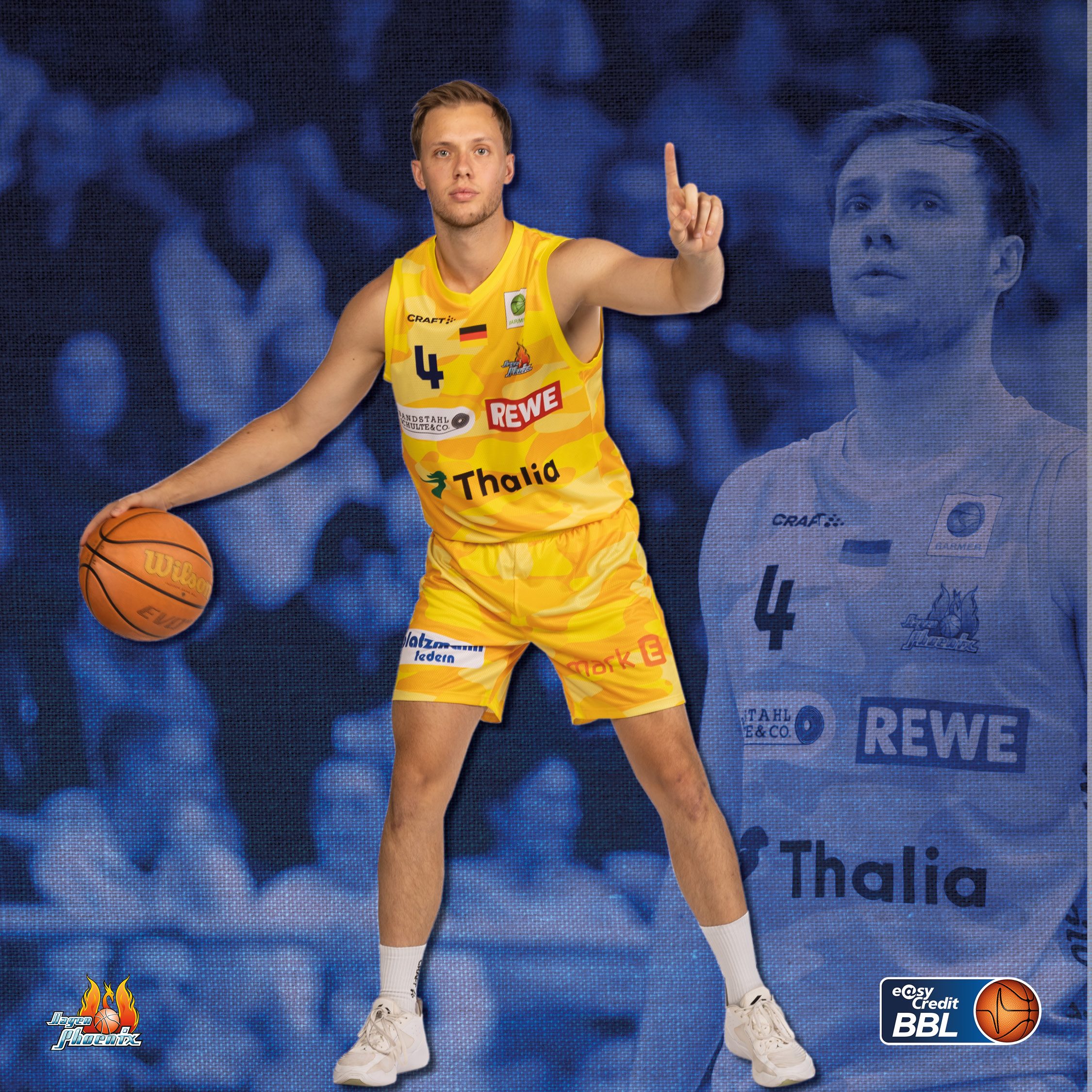 Laechelnde Basketballspielerin in gelbem Trikot dribbelt orangefarbenen Ball vor blauem Hintergrund