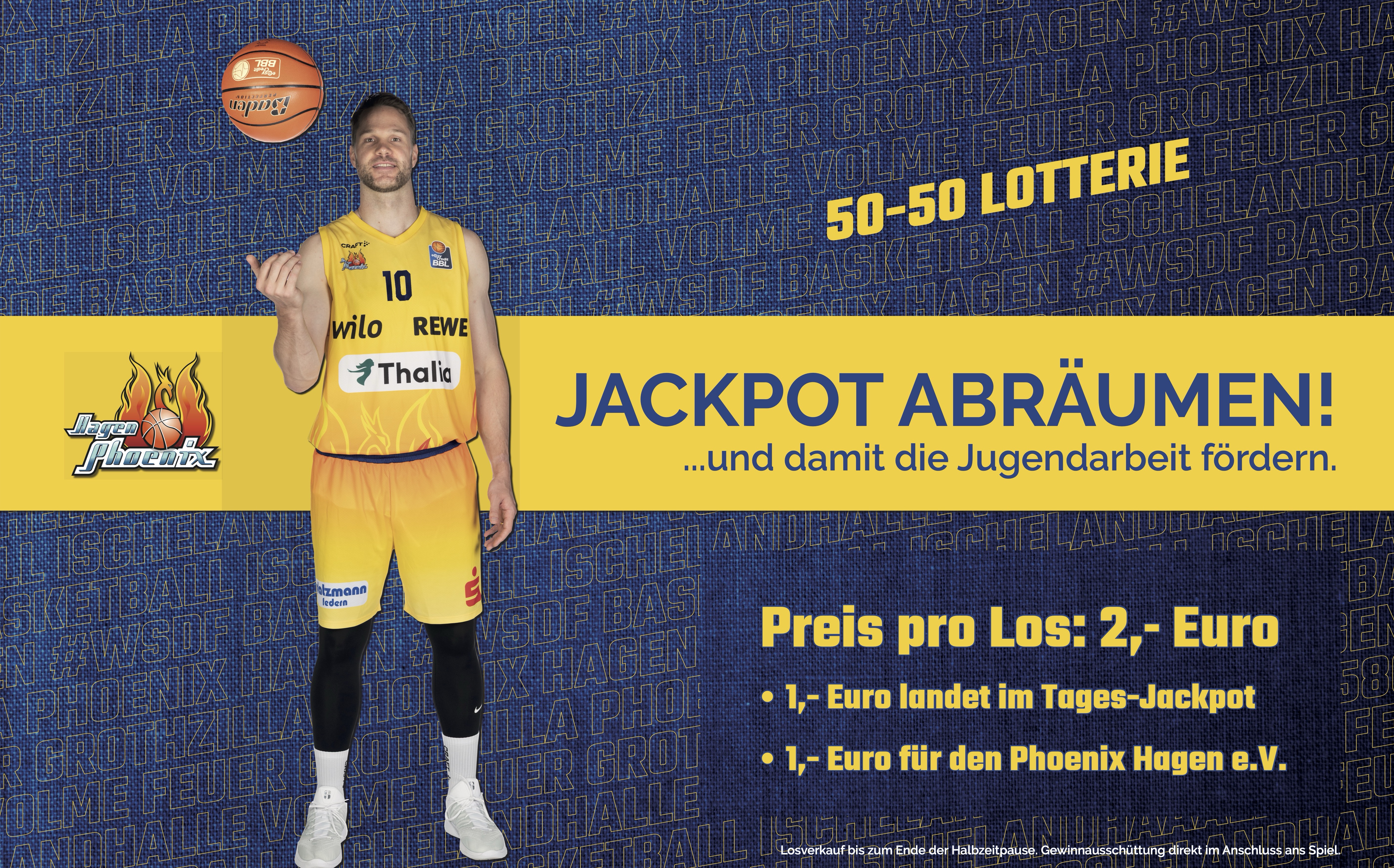 Laechelnder Basketballspieler im gelben Trikot balanciert einen Ball auf einem Finger
