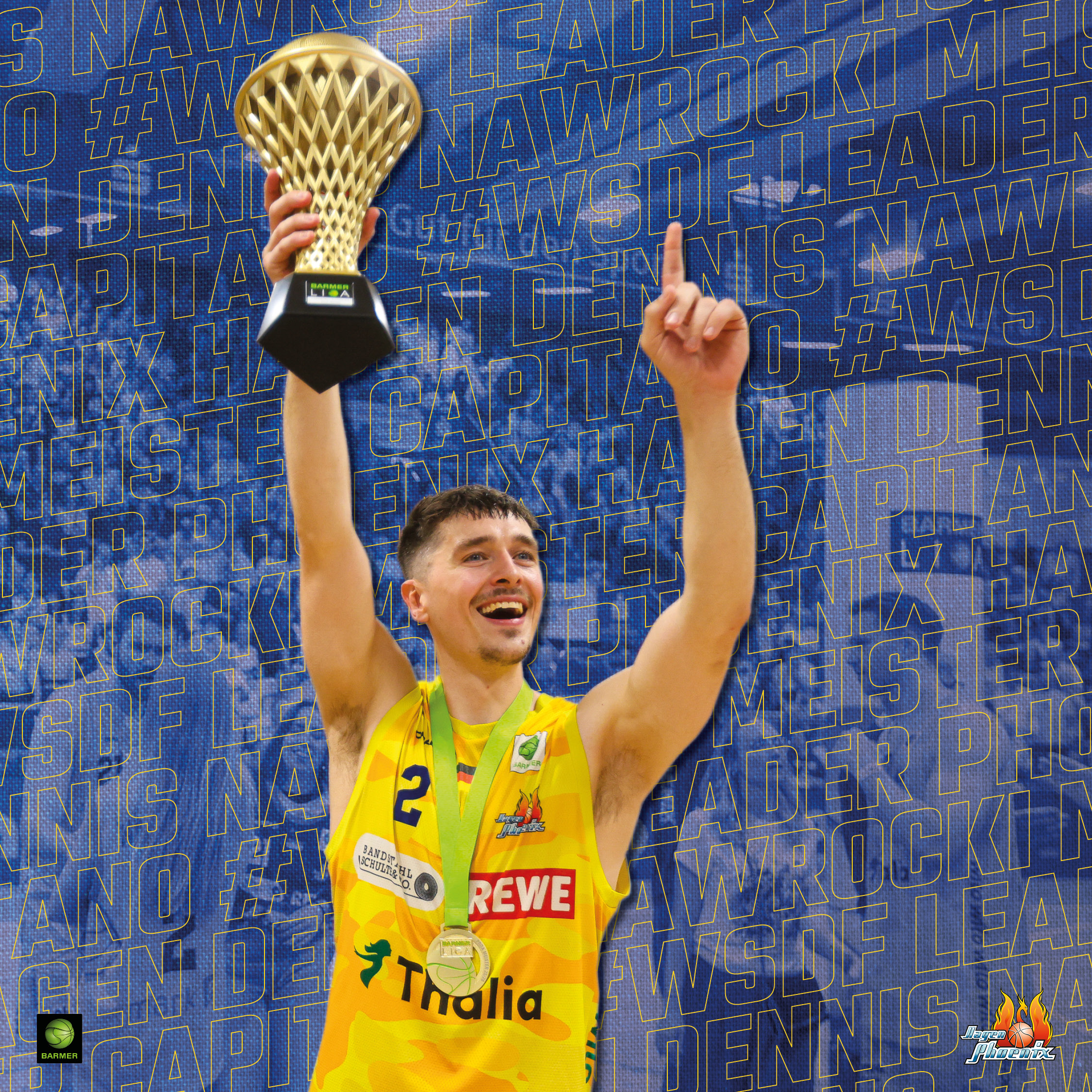 Jubelnder Mann im gelben Trikot haelt goldenen Pokal vor blauem Schriftbg