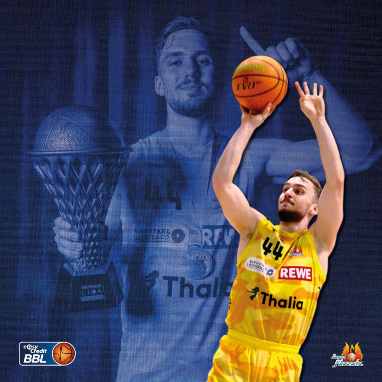 Unbekannter Basketballspieler fokussiert im gelben Trikot beim Wurf vor blauem Hintergrund mit Pokal und Logos