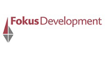 Rotes Fokus Development Logo mit grauer Raute auf weissem Hintergrund