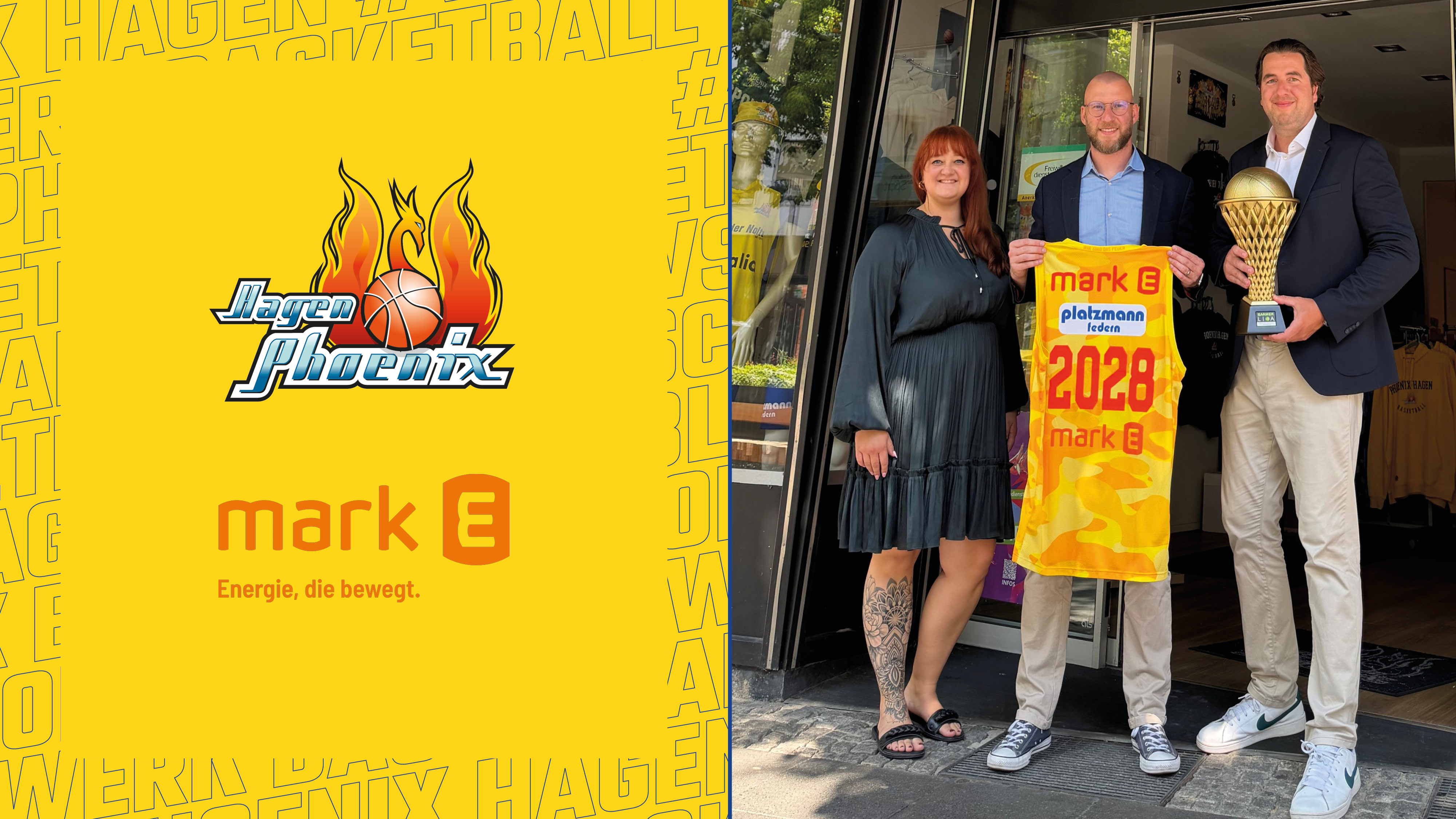 Drei laechelnde Personen halten gelbes Trikot und Pokal vor Laden, gelb orange Logo links