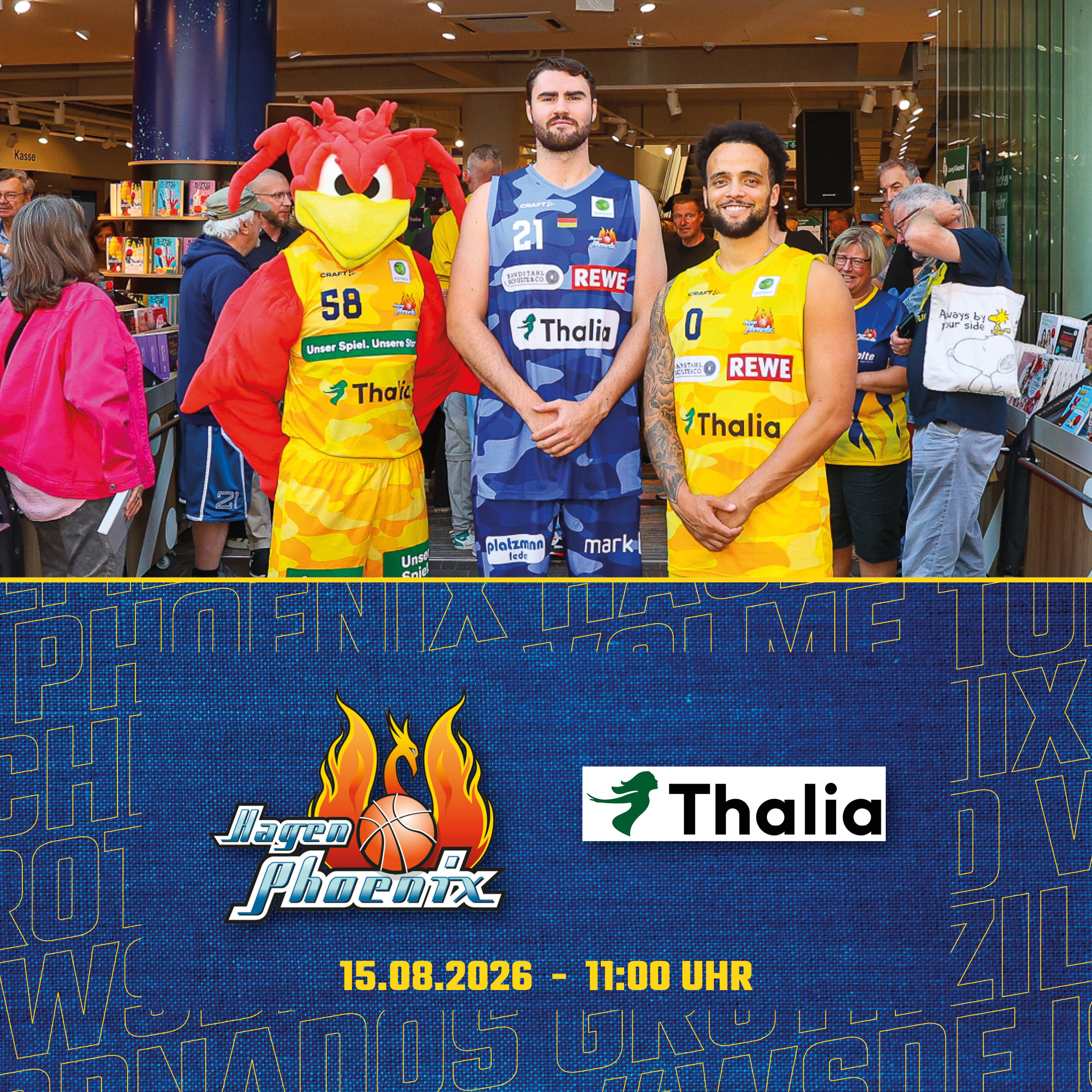 Zwei laechelnde Basketballspieler und ein rotes Phoenix Maskottchen im Geschaeft