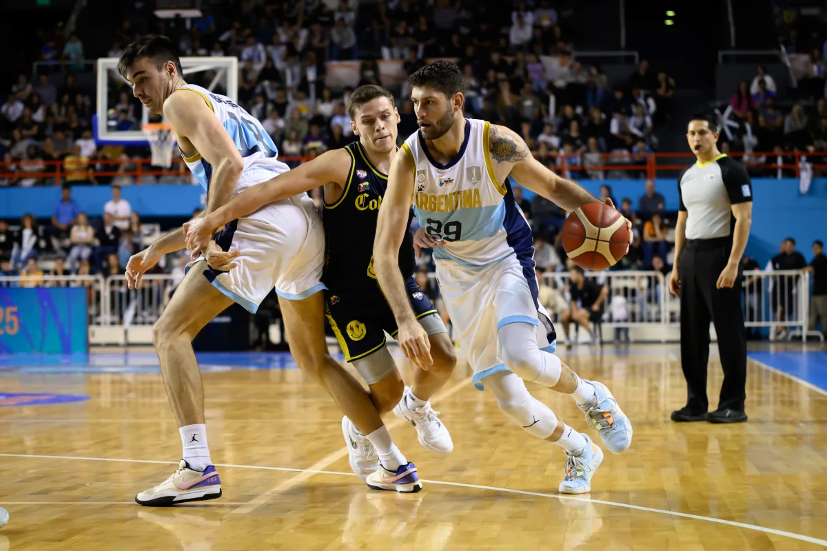 Basketballspieler in Argentinien Trikot mit Nummer 29 dribbelt konzentriert am Gegner vorbei