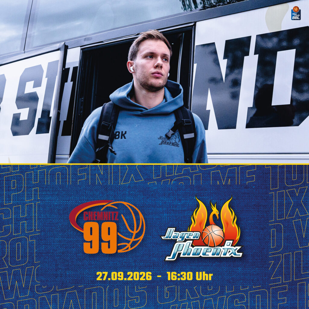 Junger Mann mit Kopfhoerern und blauem Hoodie steigt ernst aus einem Bus