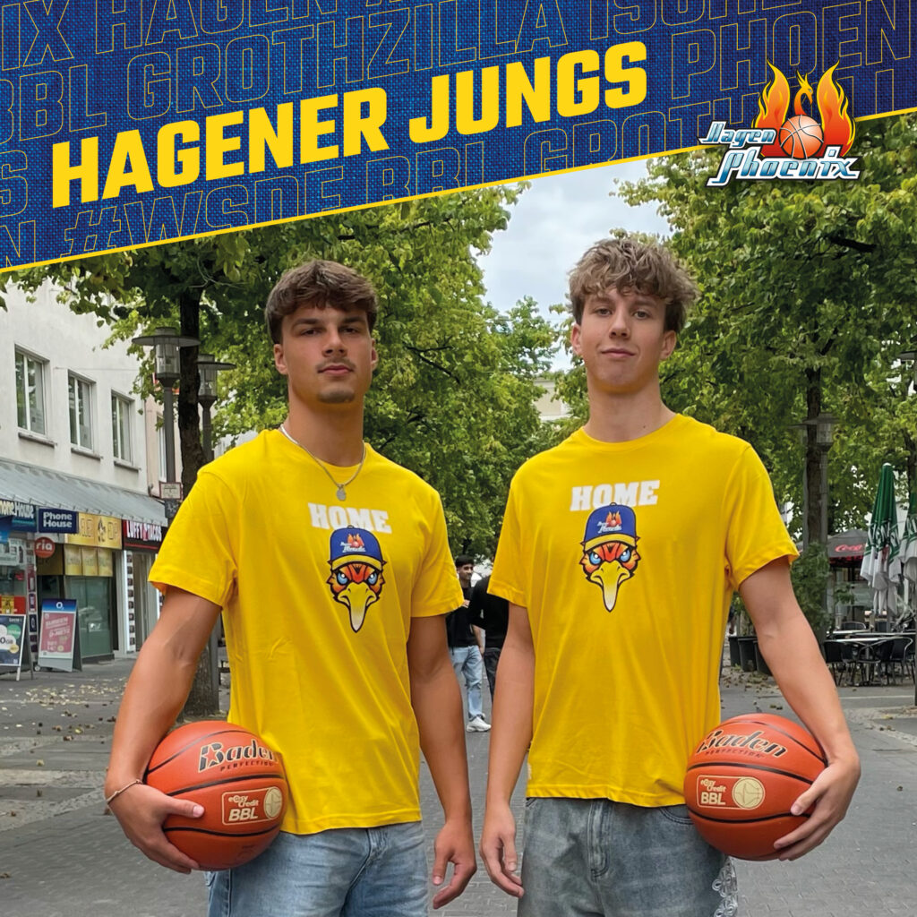 Zwei junge Maenner in gelben Trikots halten ernst blickend Basketballe