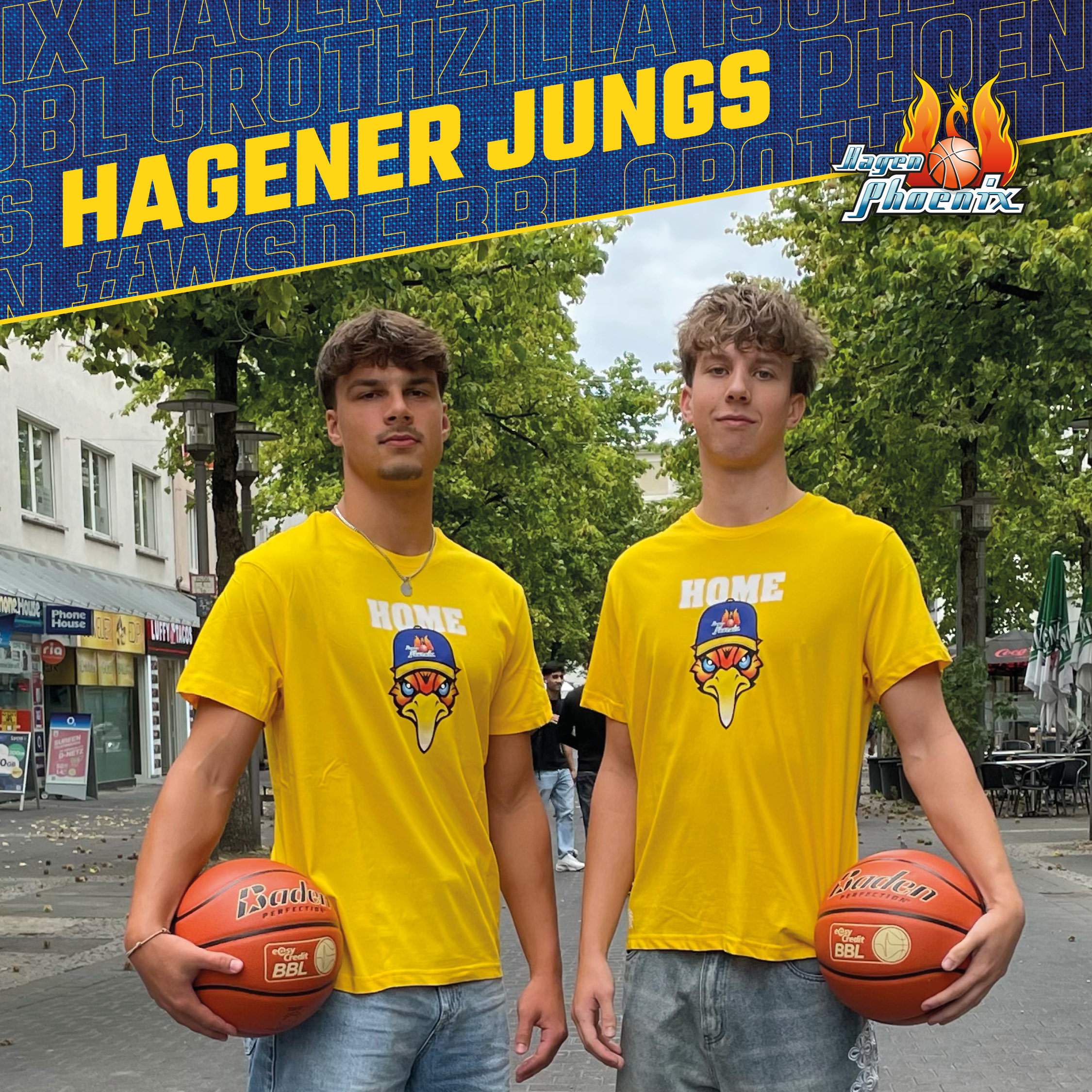 Zwei junge Maenner in gelben Trikots halten ernst blickend Basketballe