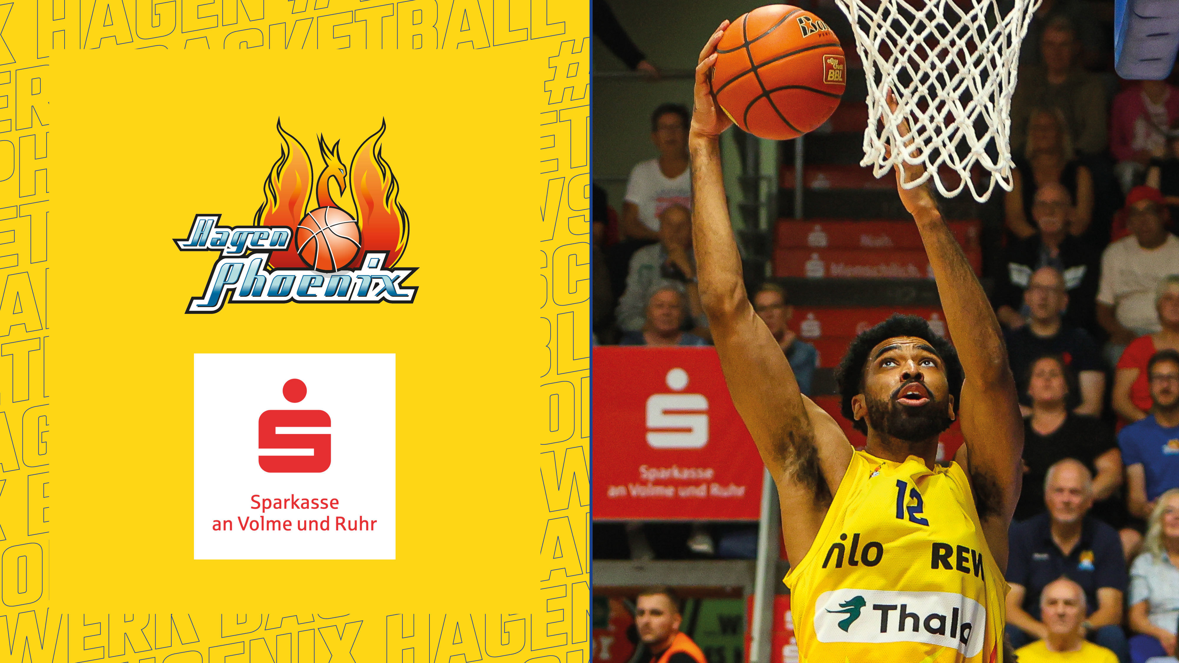 Konzentrierter Basketballspieler im gelben Trikot beim Korbleger mit dem Ball