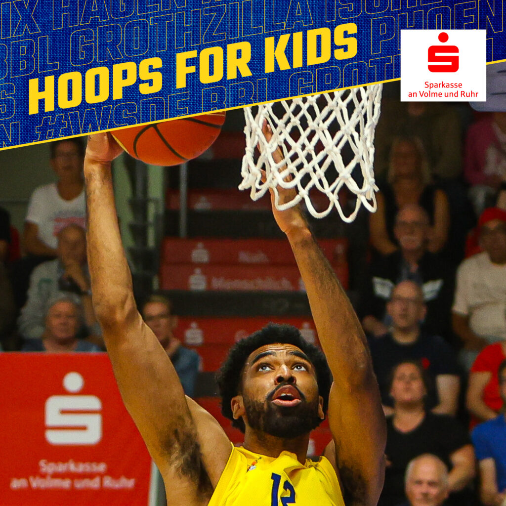 Ein konzentrierter Basketballspieler im gelben Trikot beim Dunking zum Korb