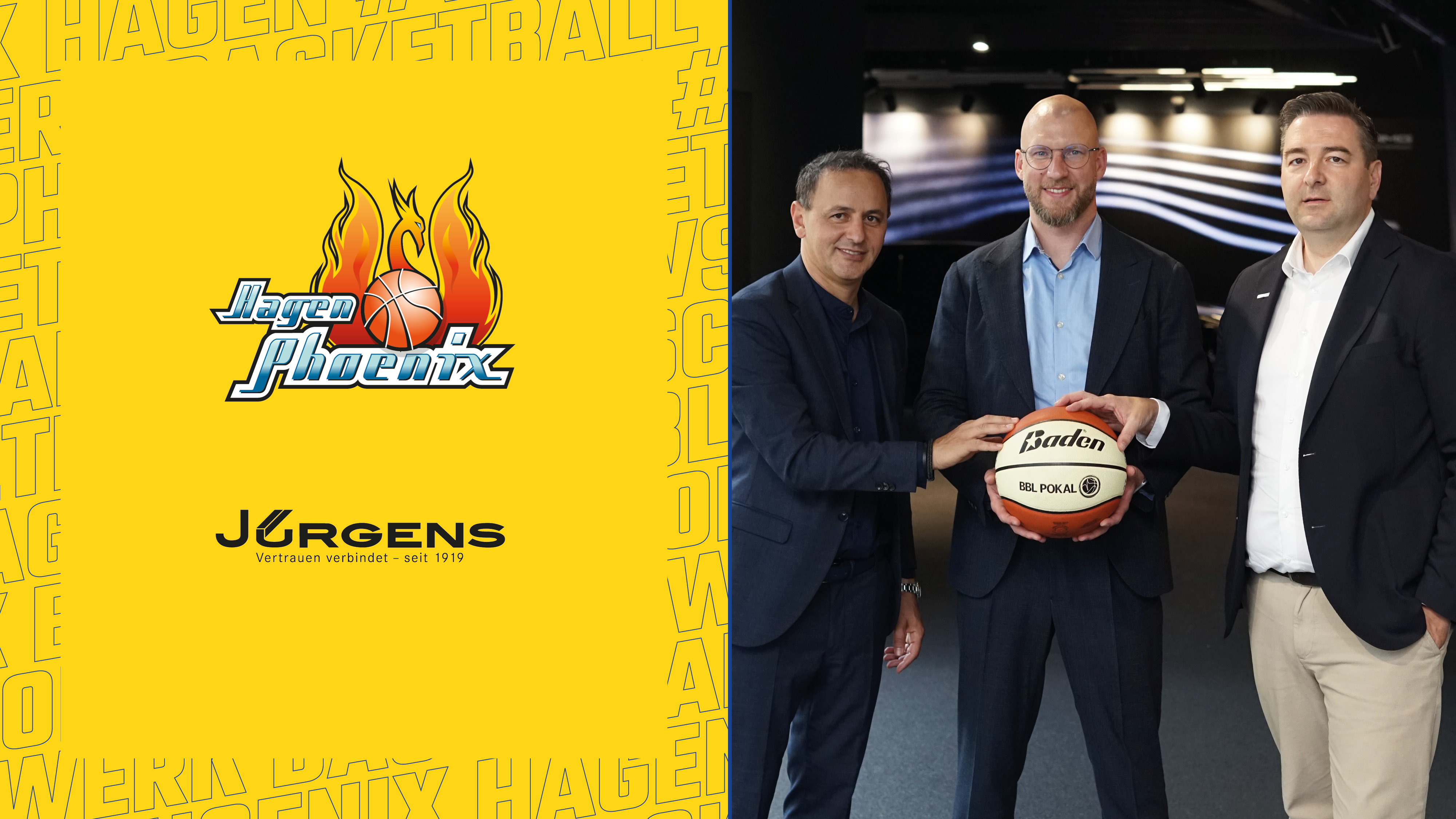 Drei laechelnde Maenner in Anzuegen halten gemeinsam einen Basketball