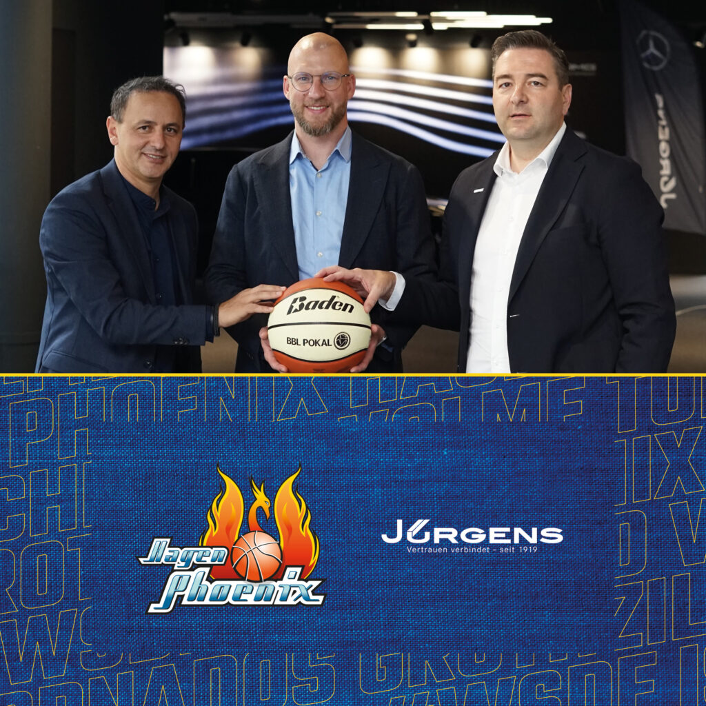 Drei laechelnde Maenner in Anzuegen halten gemeinsam einen Basketball