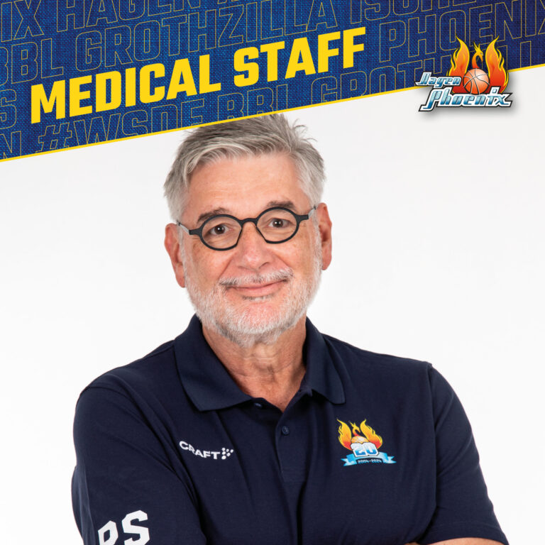 Laechelnder Mann mit grauem Bart und Brille im dunkelblauen Phoenix Poloshirt