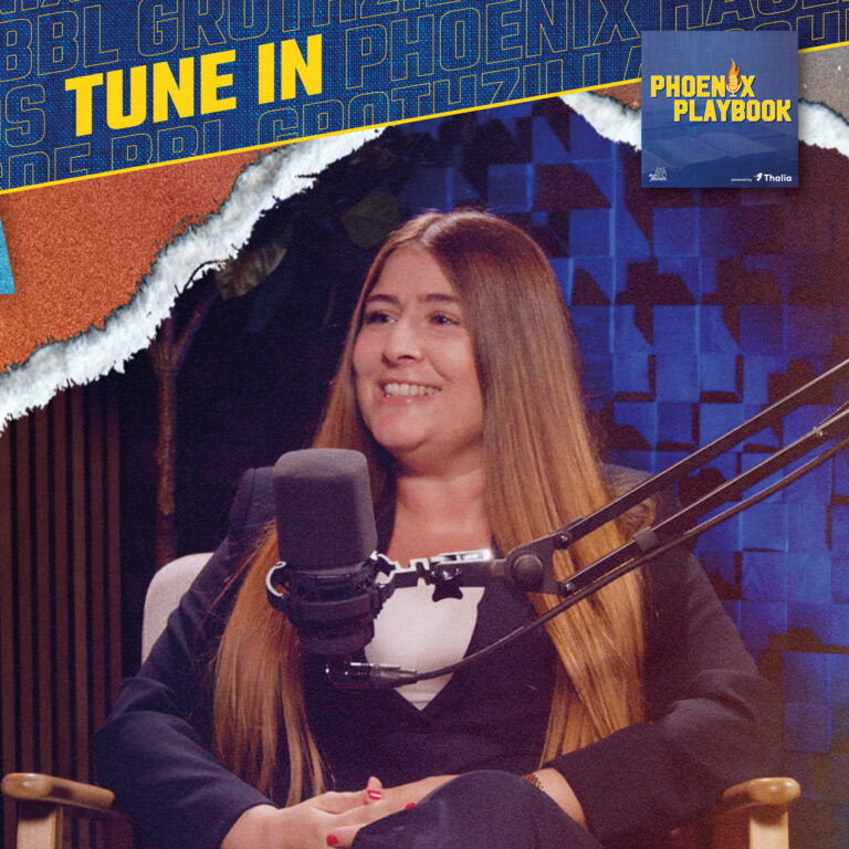 Laechelnde junge Frau mit langen blonden Haaren am Mikrofon im Podcaststudio