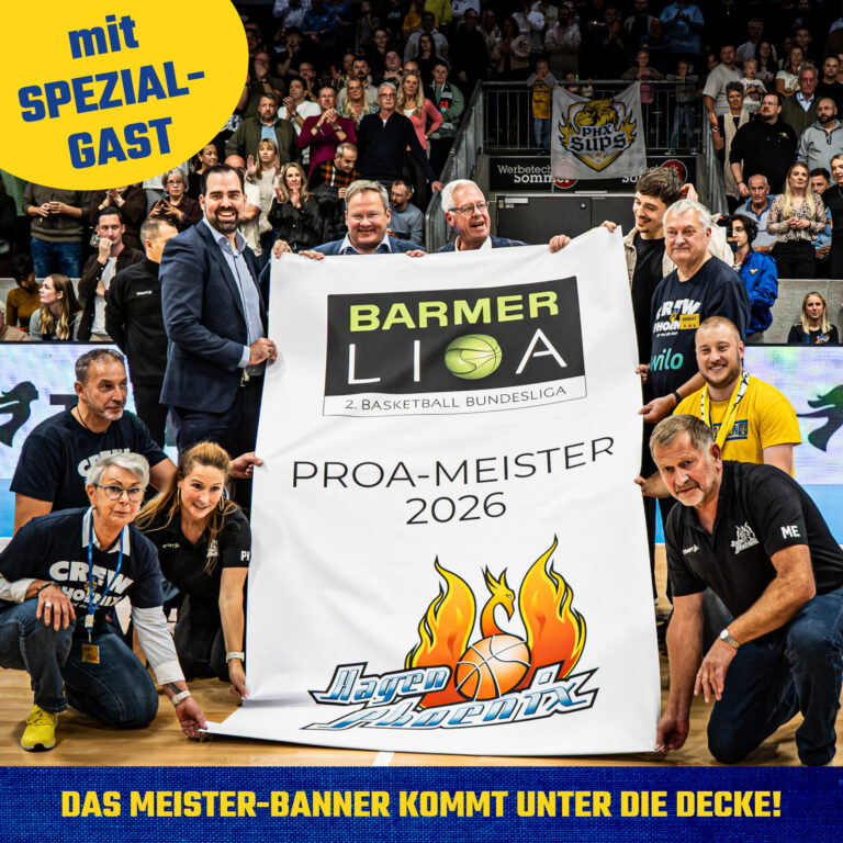 Laechelnde Personen halten stolz ein weisses Meister-Banner von Hagen Phoenix