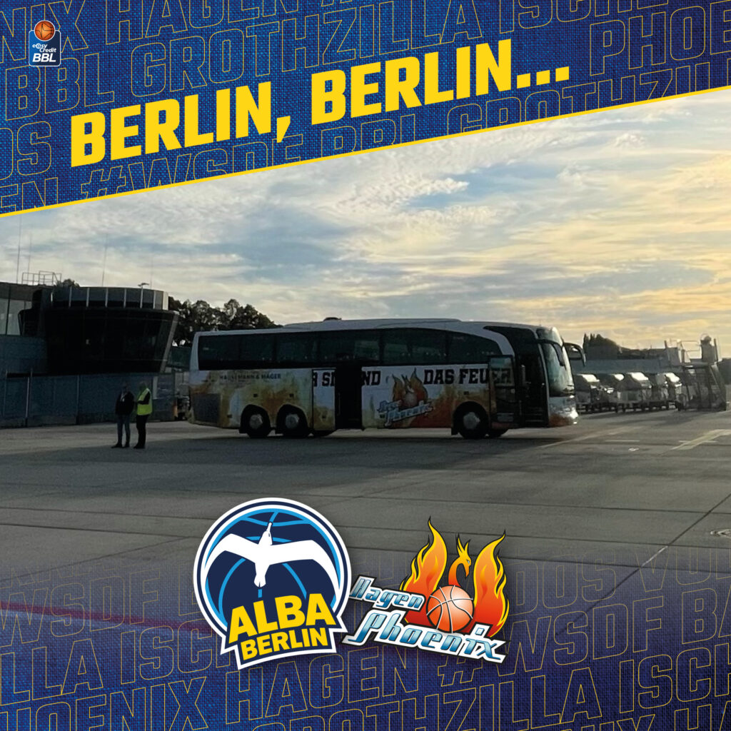 Mannschaftsbus mit Flammenmotiv steht am Flughafen vor blauem Himmel