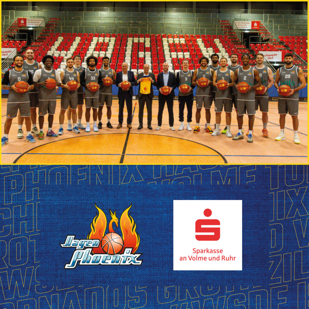 Basketballteam in grauen Trikots posiert laechelnd mit Baellen in einer Halle